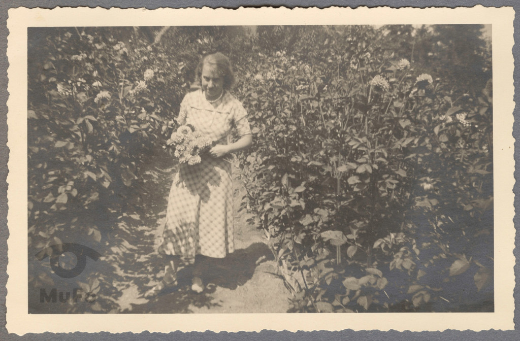 Karola Karyłowska w alei ogrodowej