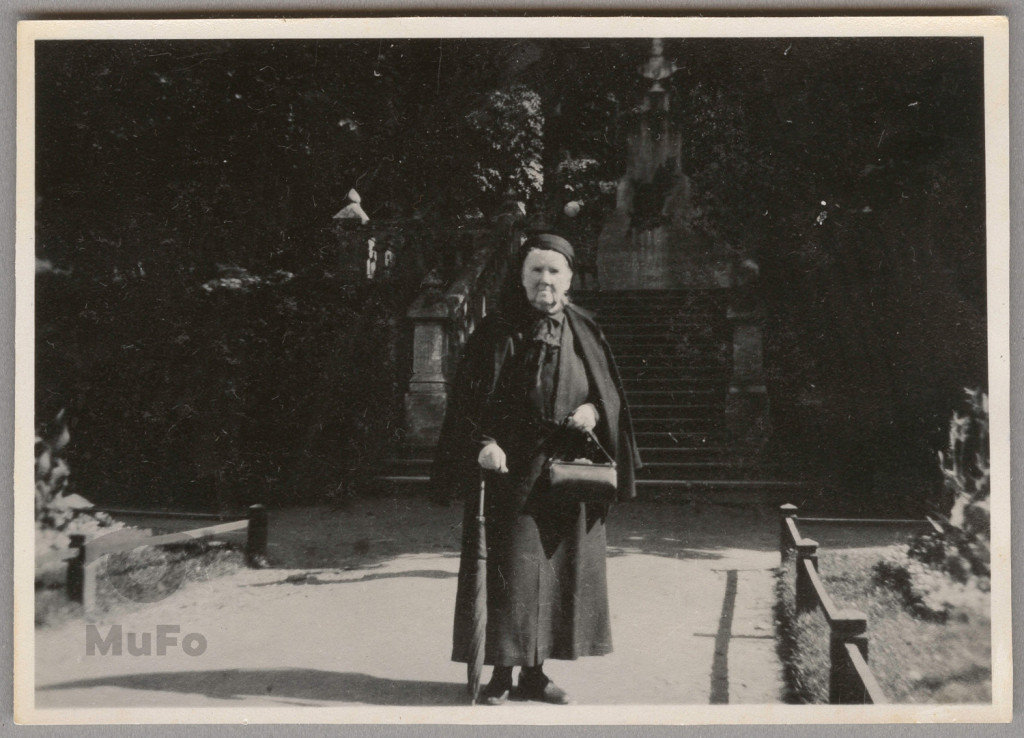 Maria Kosińska na tle pomnika J. Dietla w Krynicy