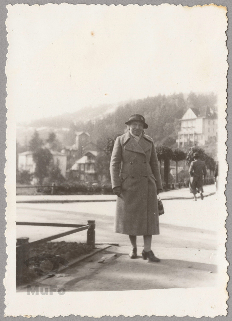 Karola Karyłowska stoi na ulicy, fotografia uliczna