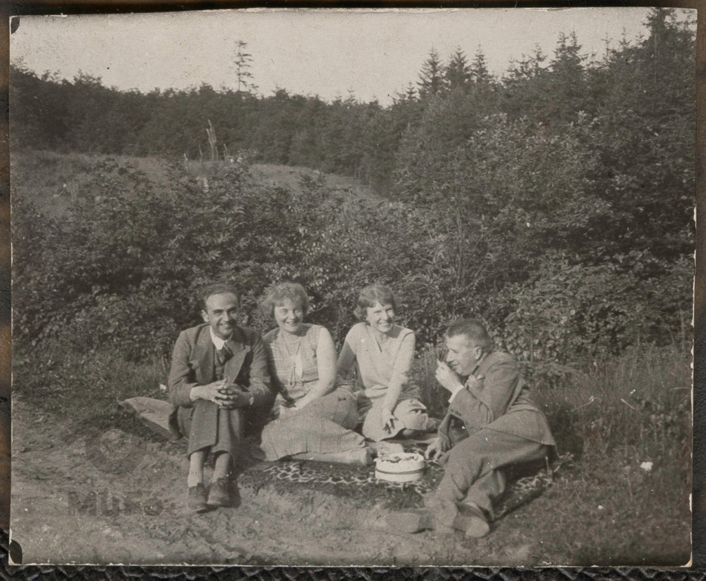 Zofia Mussilowa i Karola Karyłowska i dwaj mężczyźni siedzący na trawie
