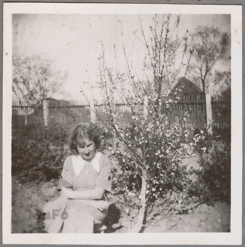 Karola Karyłowska w ogrodzie