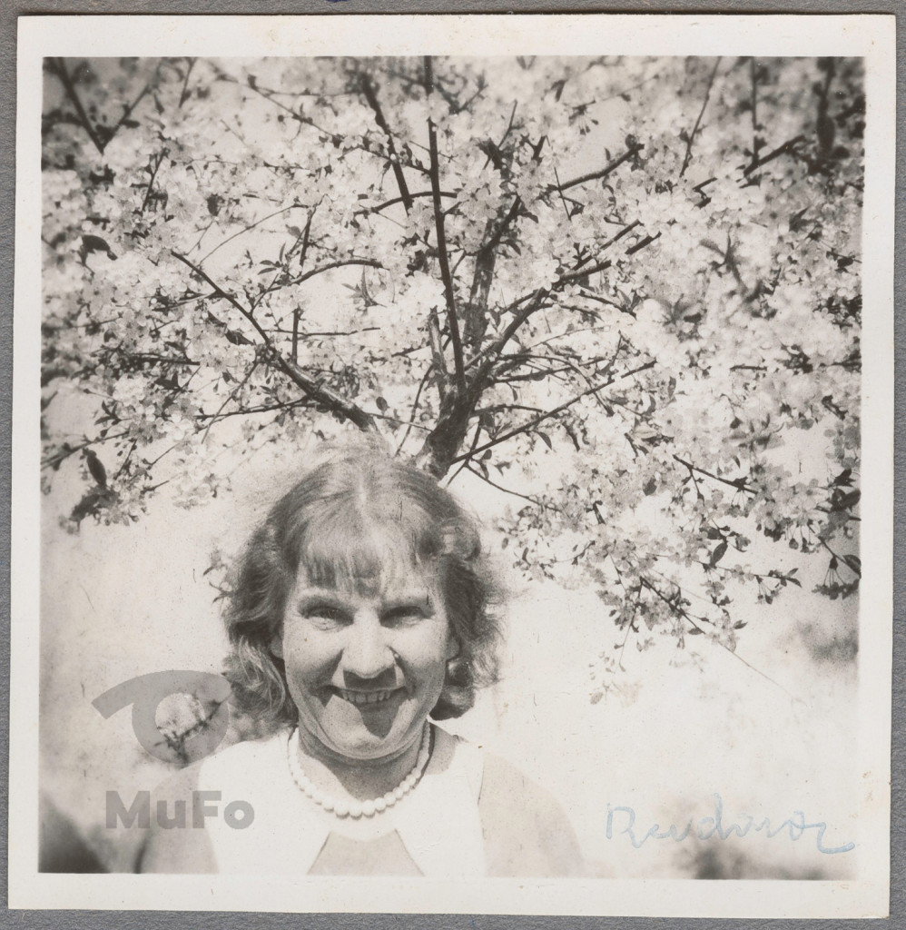 Karola Karyłowska na tle kwitnacego drzewa