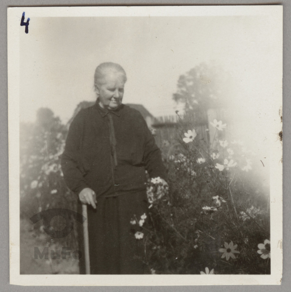 Maria Kosińska w ogrodzie