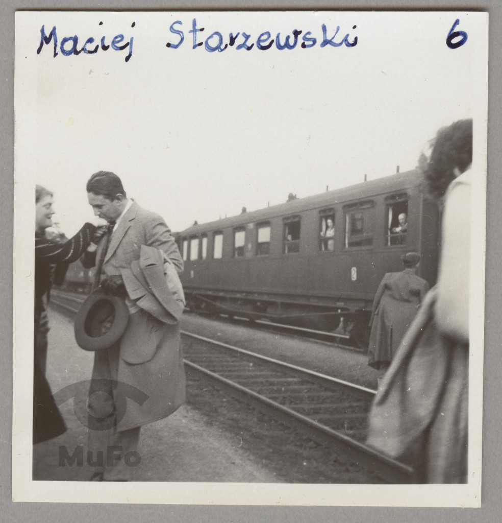 Maciej Starzewski na peronie