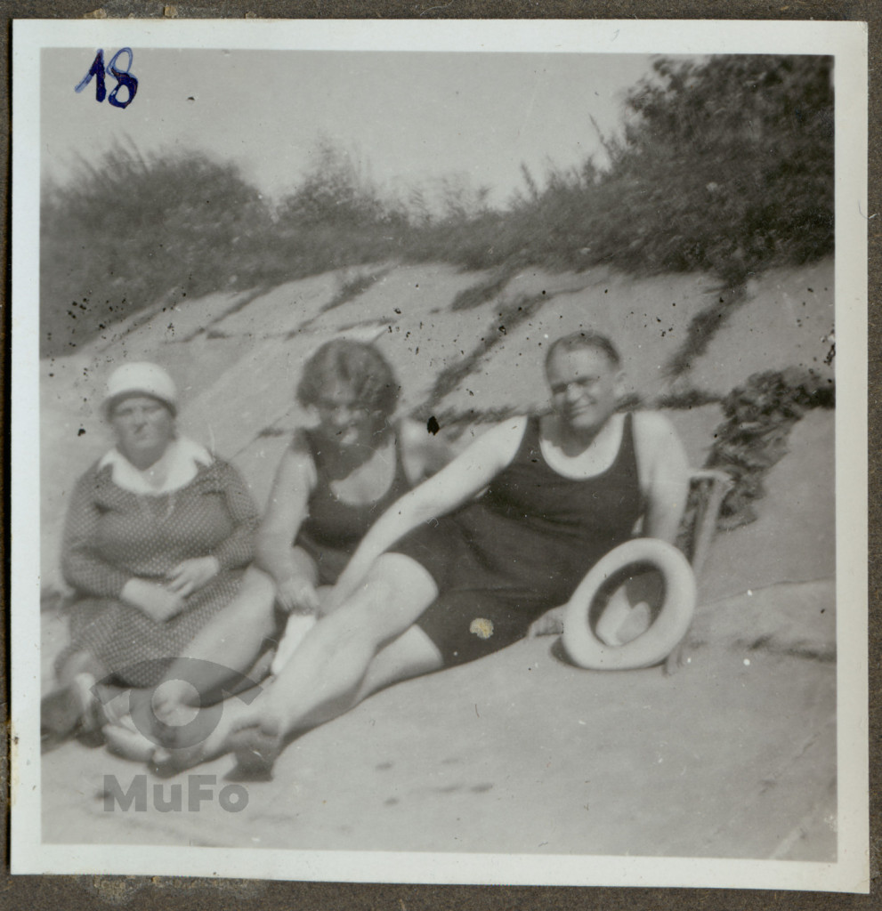 Zofia i Paweł Mussilowie i Helena Kosińska na plaży nad Rudawą