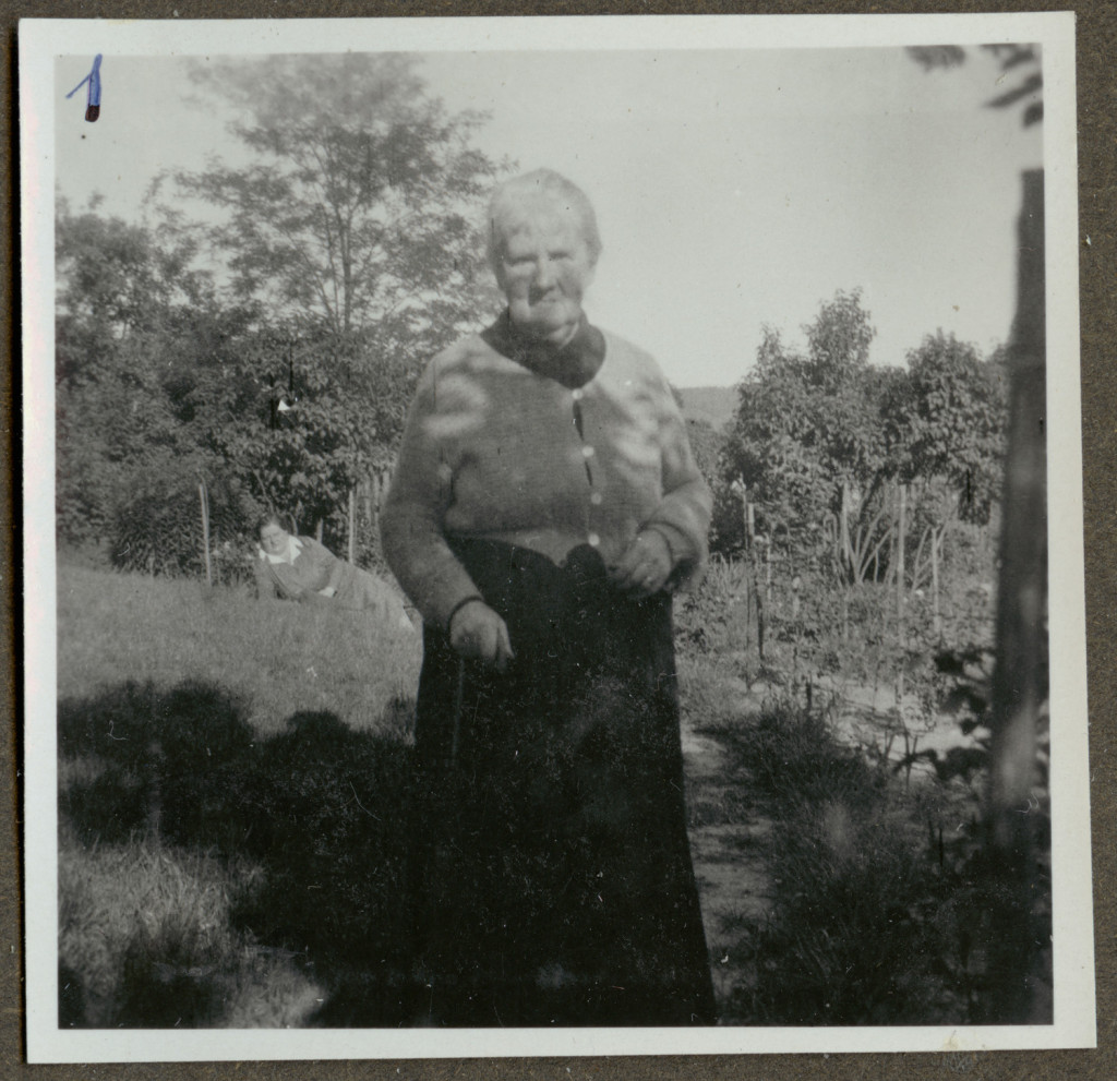 portret, Maria Kosińska w ogrodzie