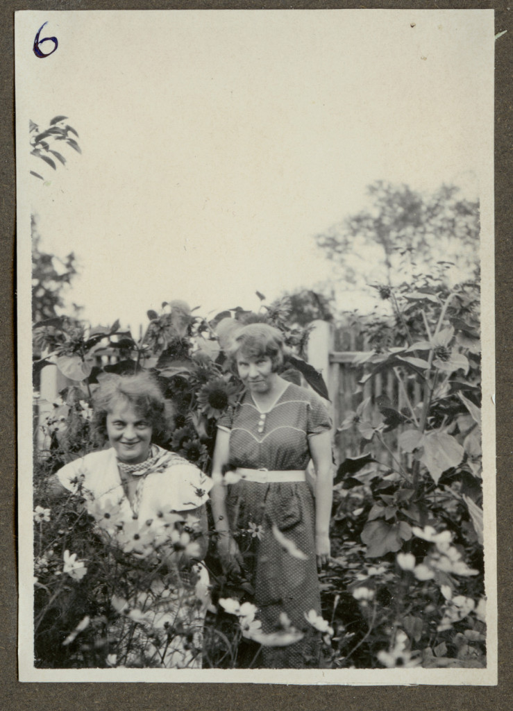 Zofia Mussilowa i Karola Karyłowska w ogrodzie