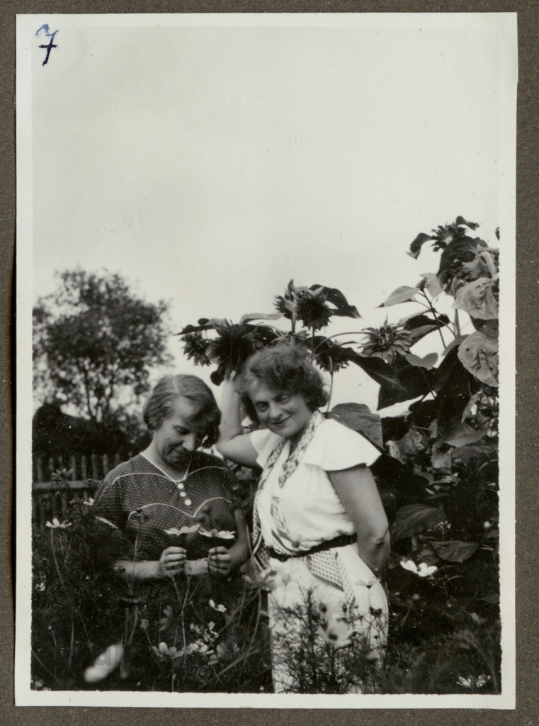 Karola Karyłowska i Zofia Mussilowa w ogrodzie