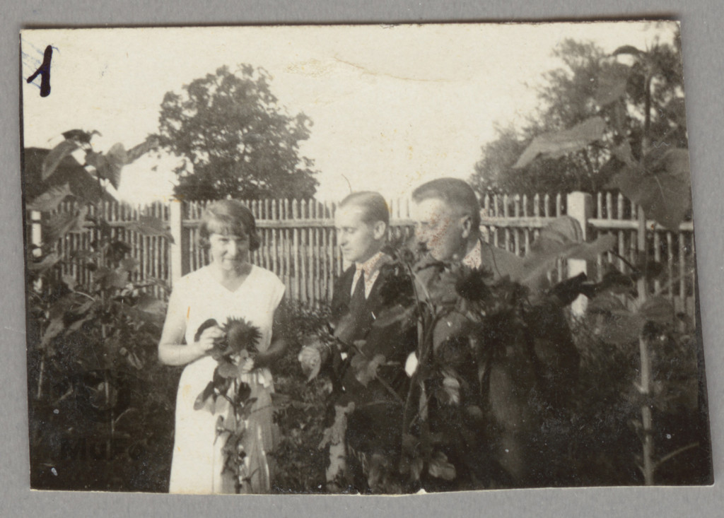 Karola i Stanisław Karyłowscy, p. Kahl w ogrodzie