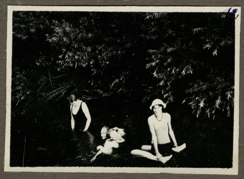 Alicja Rostworowska, Stanisław Karyłowski, Paweł Mussil, kąpiel w stawie