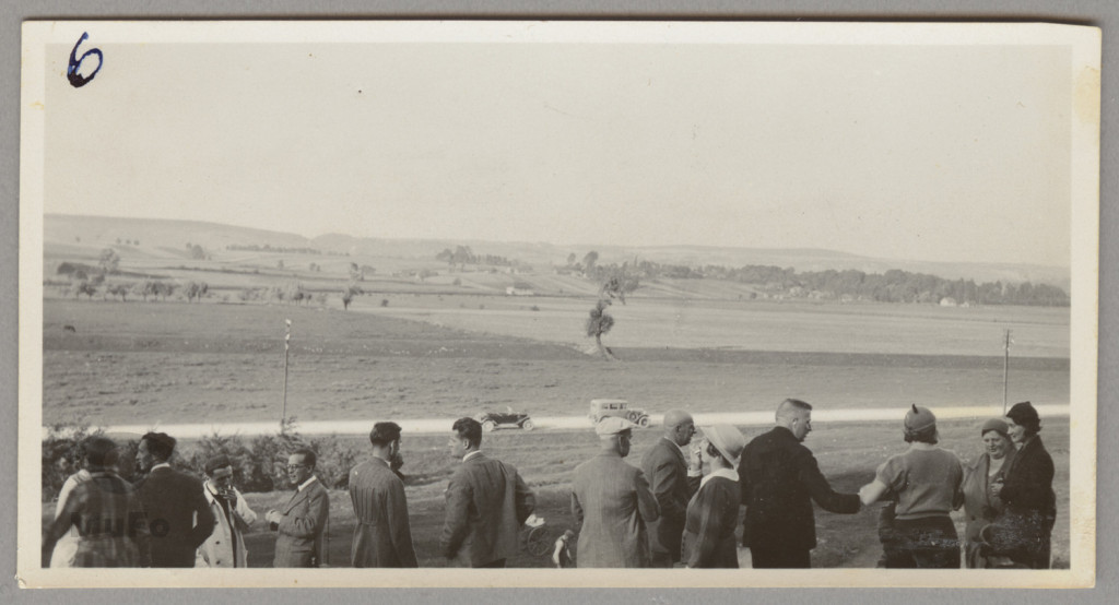 krajobraz z drogą i 2. samochodami, Stanisław Karyłowski