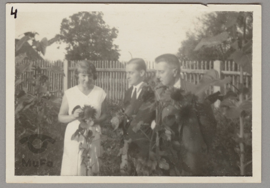 Karola i Stanisław Karyłowscy i p. Kahl w ogrodzie