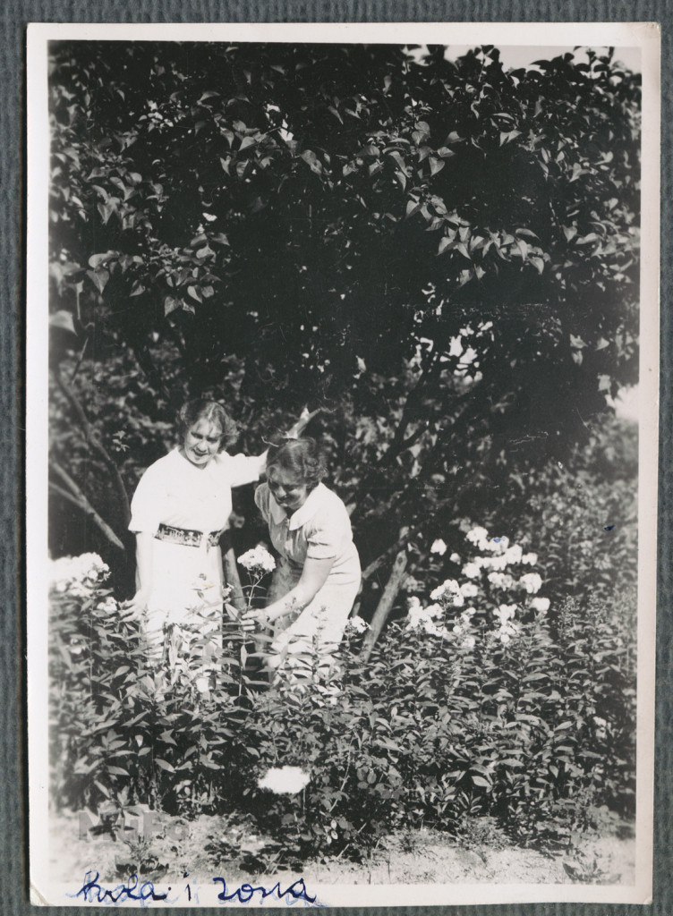 Zofia Mussilowa i Karola Karyłowska w ogrodzie