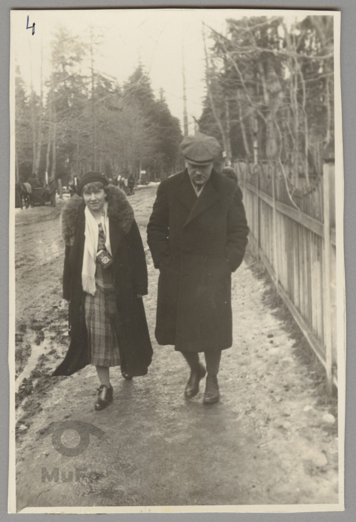 Karola Karyłowska i mężczyzna idący ulicą Zakopanego
