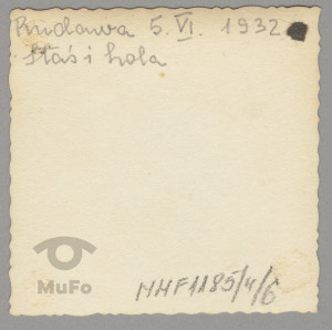 Stanisław i Karola Karyłowscy przed domem w Rudawie