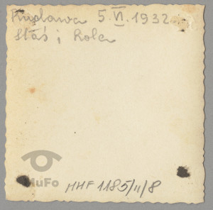 Karola i Stanisław Karyłowscy stojący w drzwiach domu w Rudawie