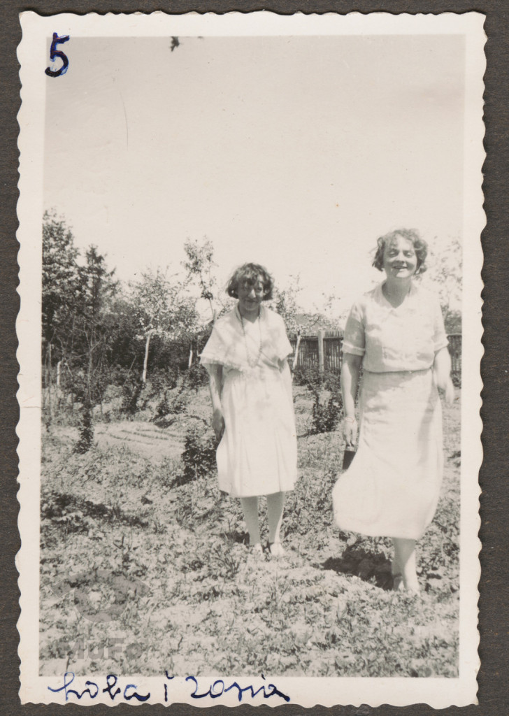 Karola Karyłowska i Zofia Mussilowa w ogrodzie w Rudawie