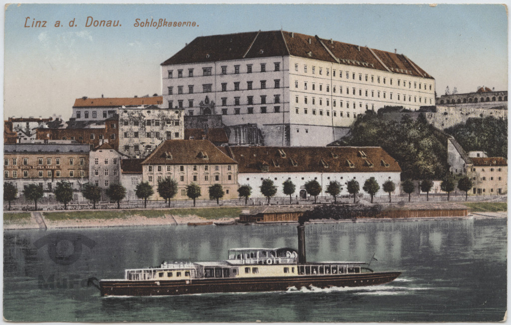 Austria, Linz,  Dunaj  budynek koszar w zamku (Schlosskaserne)