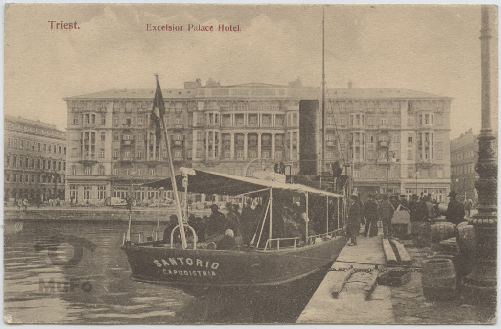 Triest, Excelsior Palace Hotel, nabrzeże i przycumowany statek