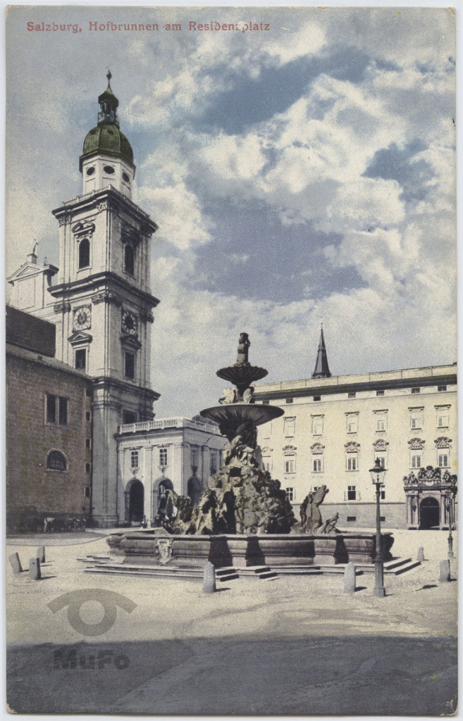 Salzburg - Residenzplatz z fontanną Hofbrunnen.