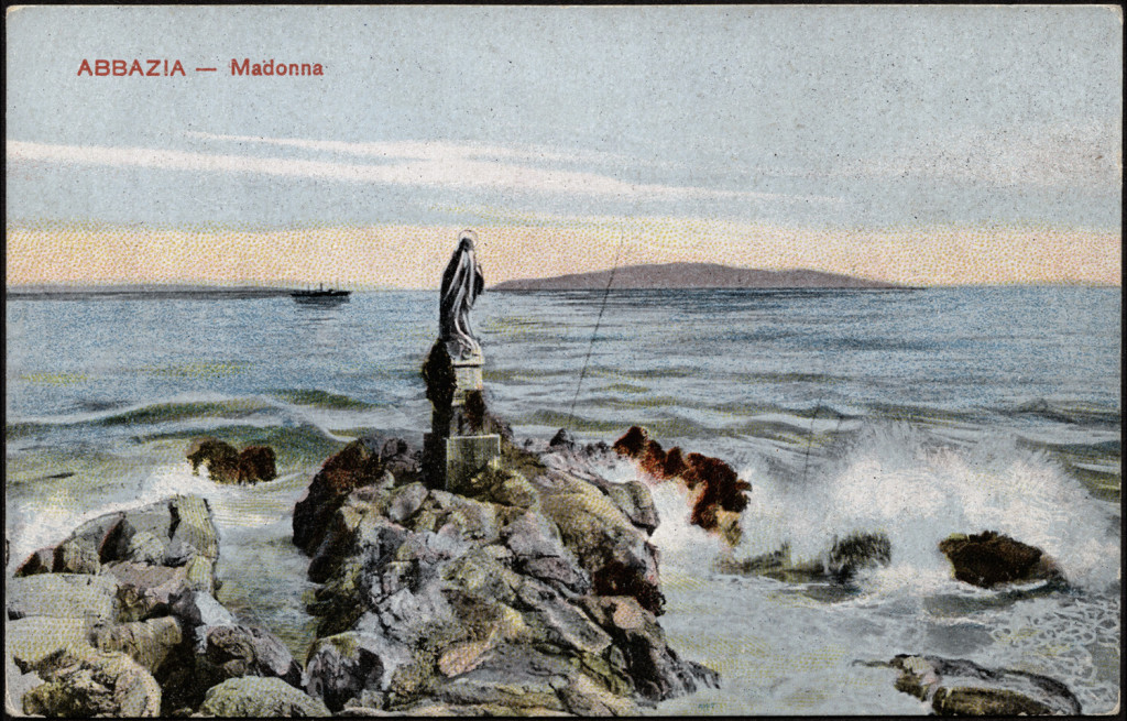 Abacja (Opatija) figura Madonny na skałach widok morski
