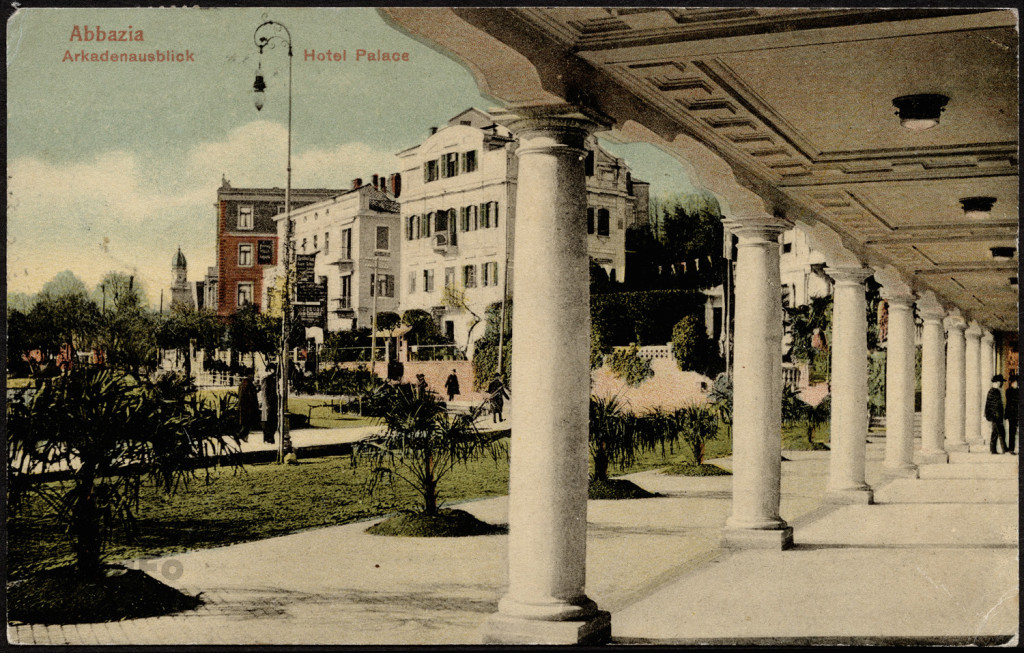 Abacja (Opatija), hotel Palace widok na miasto spod arkad podcieni