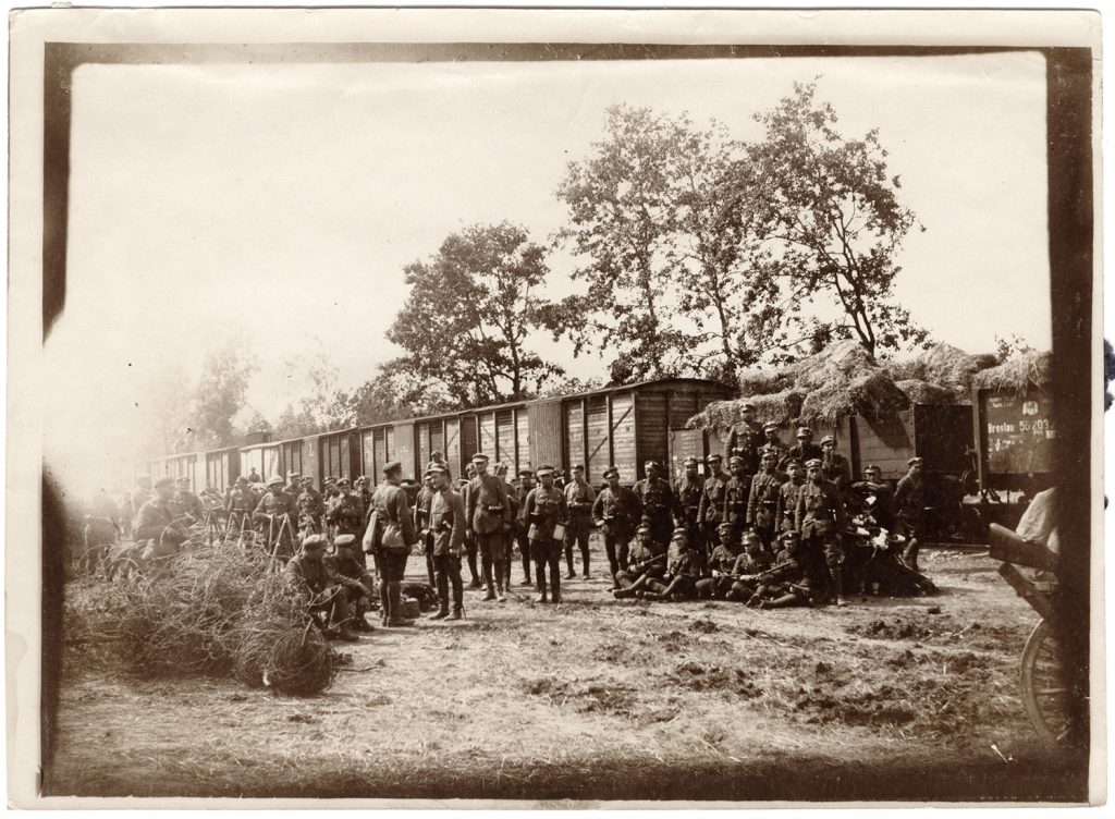 żołnierze, przy pociągu