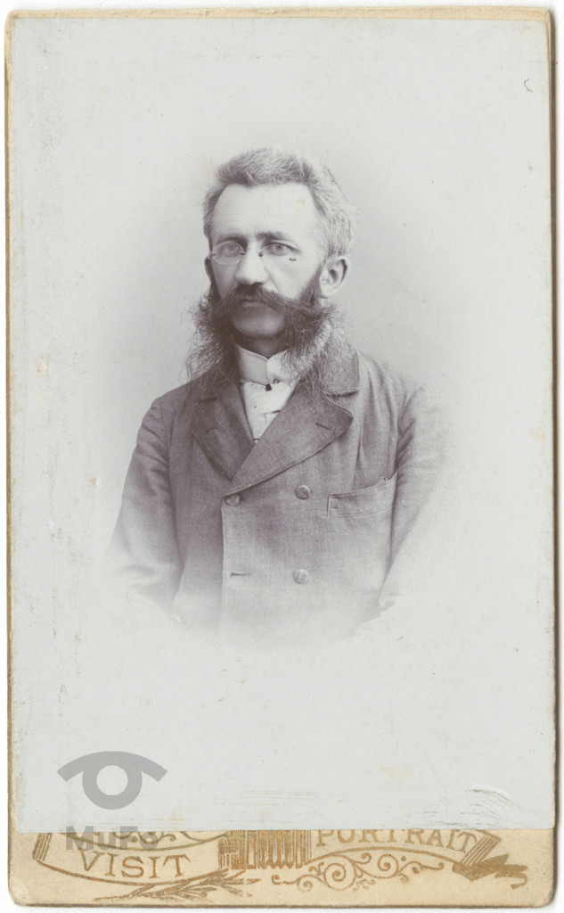 Portret, mężczyzna z bokobrodami w binoklach