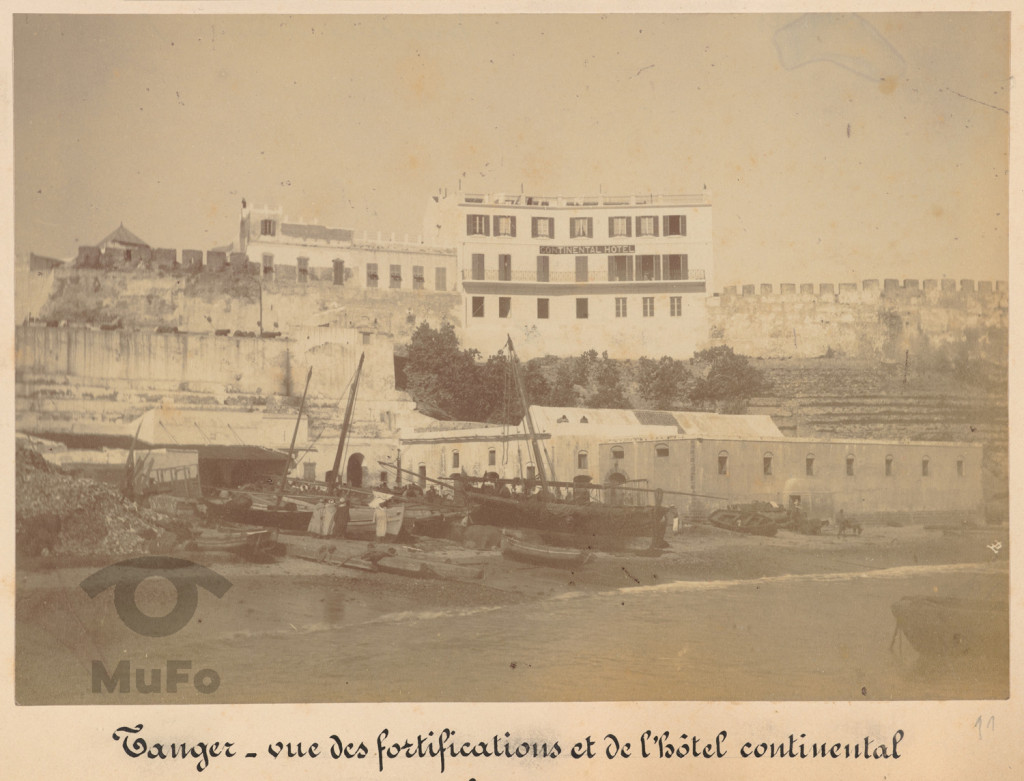 Tanger. Widok na plażę i hotel nad murem obronnym.
