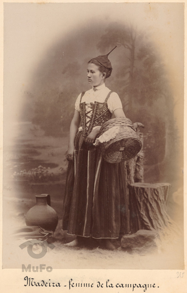Madera. Kobieta w stroju ludowym. Portret.