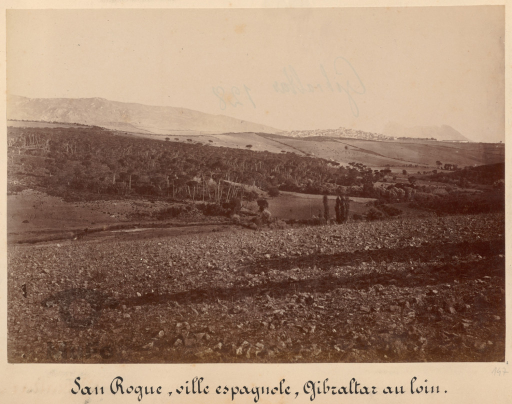 San Rogue. Andaluzja, widok na łagodne wzgórza, w głębi  Gibraltar