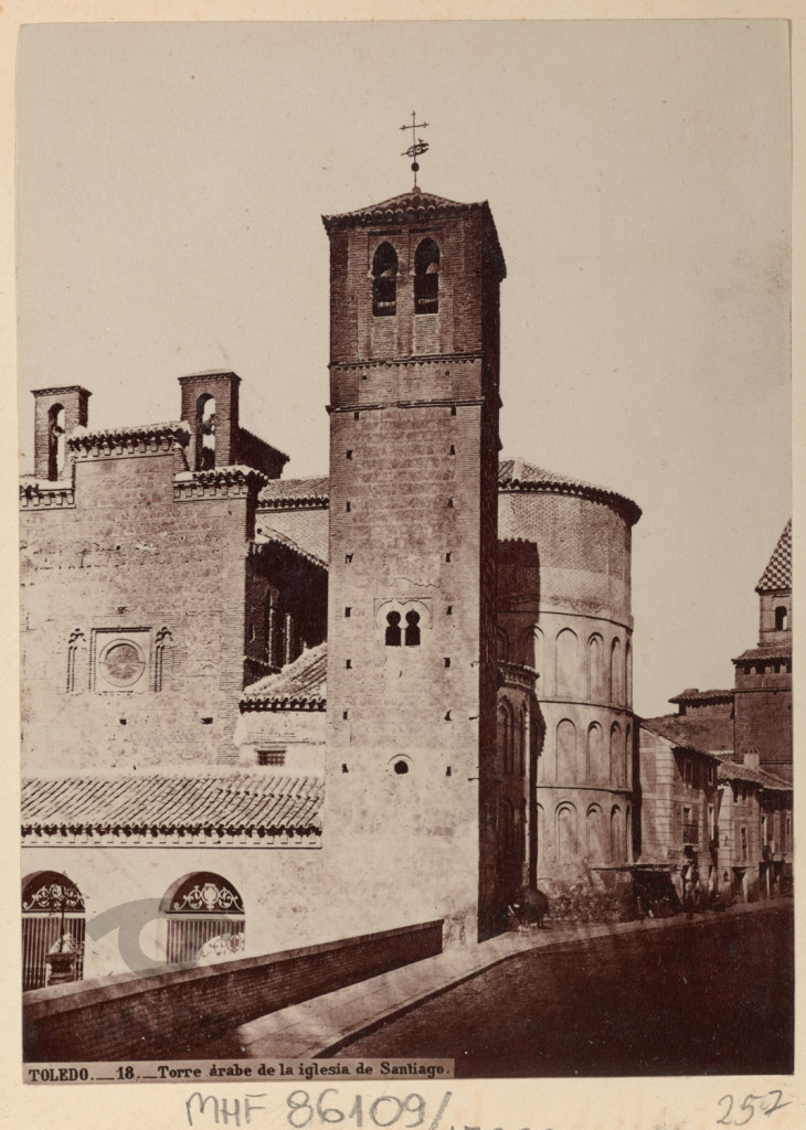 Toledo. Widok na ulicę miasta i wieżę kościoła św. Jakuba St. (Santiago)