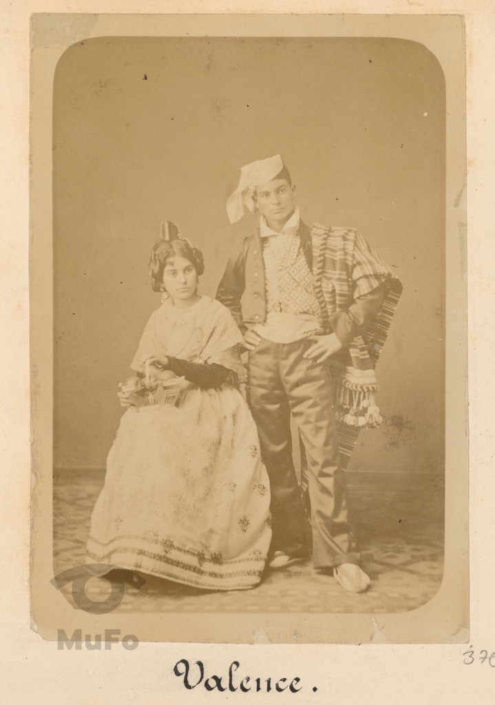 Kobieta i mężczyzna, portret w strojach tradycyjnych.
