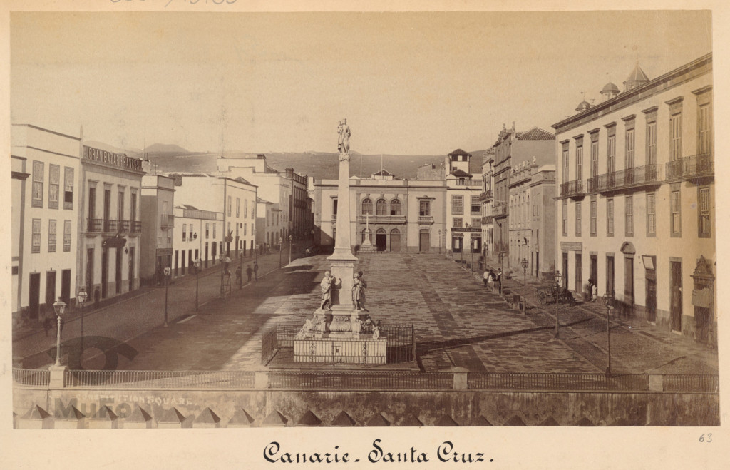 Wyspy Kanaryjskie. Santa Cruz. Plac Konstytucji z pomnikiem.