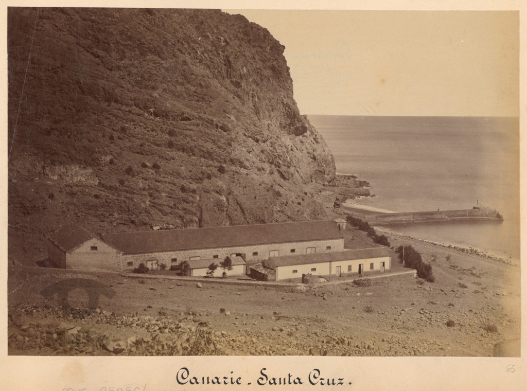 Wyspy Kanaryjskie. Santa Cruz. Zabudowania pod skałą.