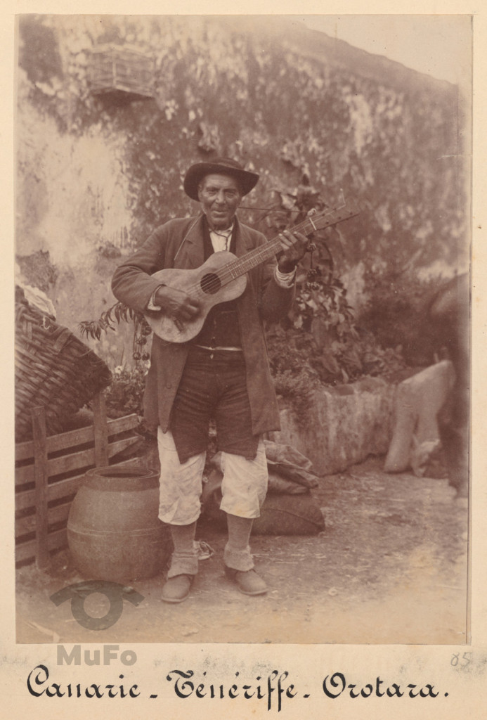Orotara. Mężczyzna z gitarą.