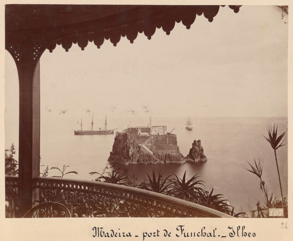 Madera. Funchal. Widok na twierdzę usytuowaną na skale w porcie.