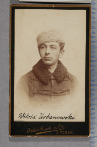 Młodzieniec (Witold Urbanowski) w kożuchu i futrzanej czapce, portret.