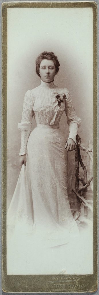 portret młodej kobiety.