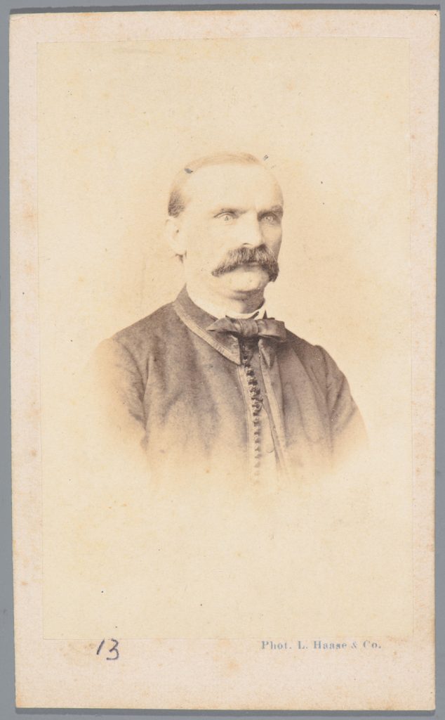 mężczyzna w czamarze portret atelierowy, Ludwik Ślaski