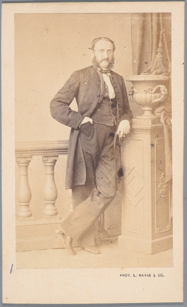 mężczyzna, portret atelierowy, J. St. Niklewski