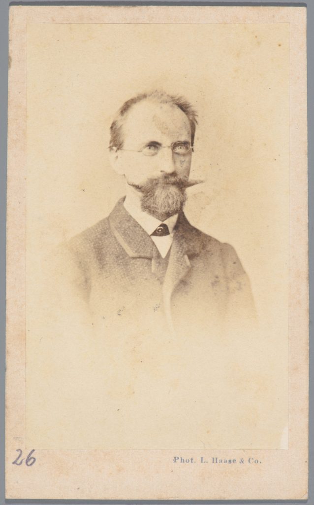 J. Skrzydlewski;  portret atelierowy,