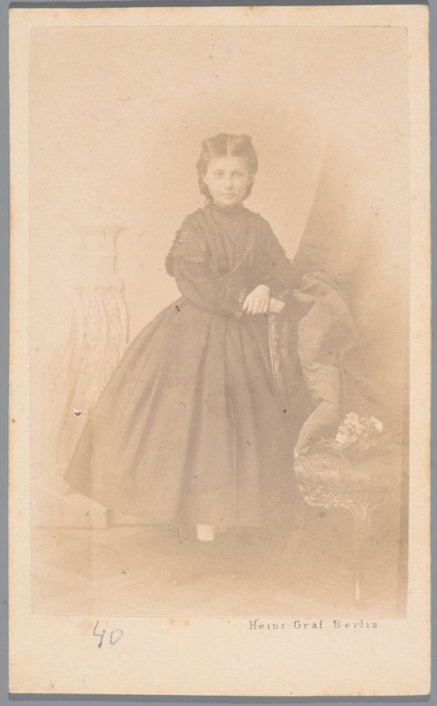 córka Wł. Łąckiego, l. 15., portret atelierowy