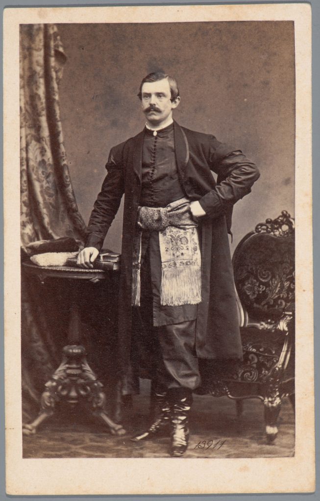 mężczyzna w stroju szlacheckim ( Patrycy Gorczyński ), portret atelierowy,