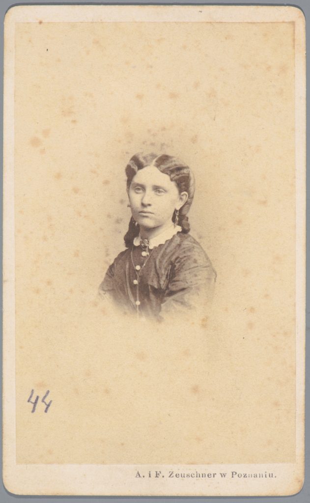 młoda kobieta, portret atelierowy,