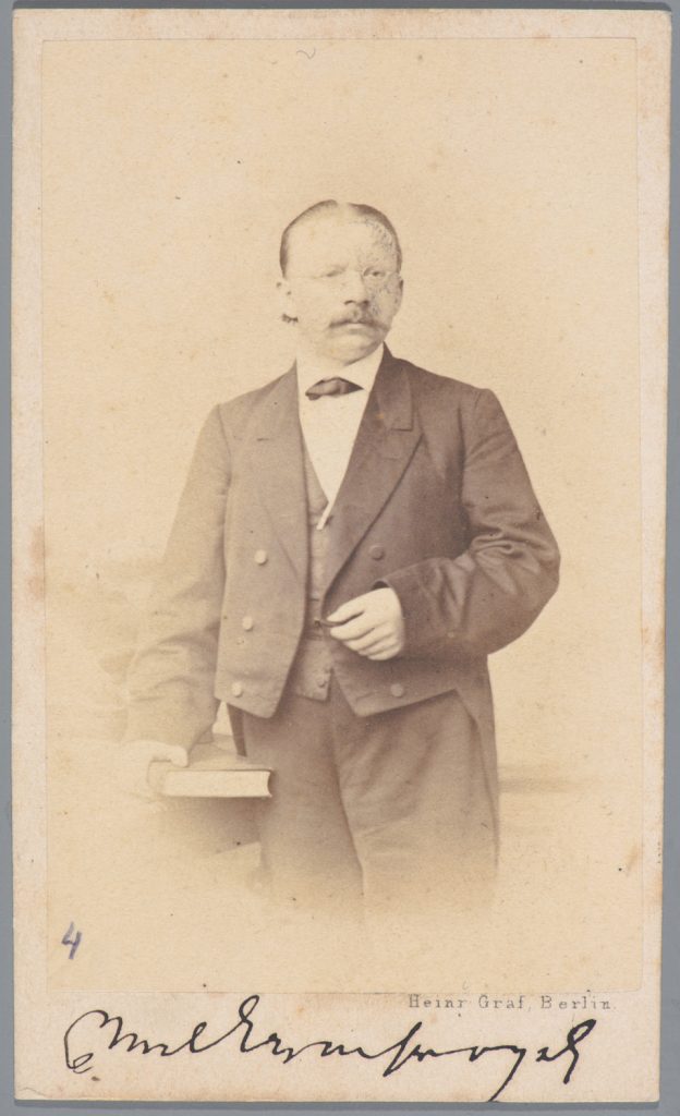 mężczyzna w binoklach, portret atelierowy, adwokat Brachvogel z Berlina