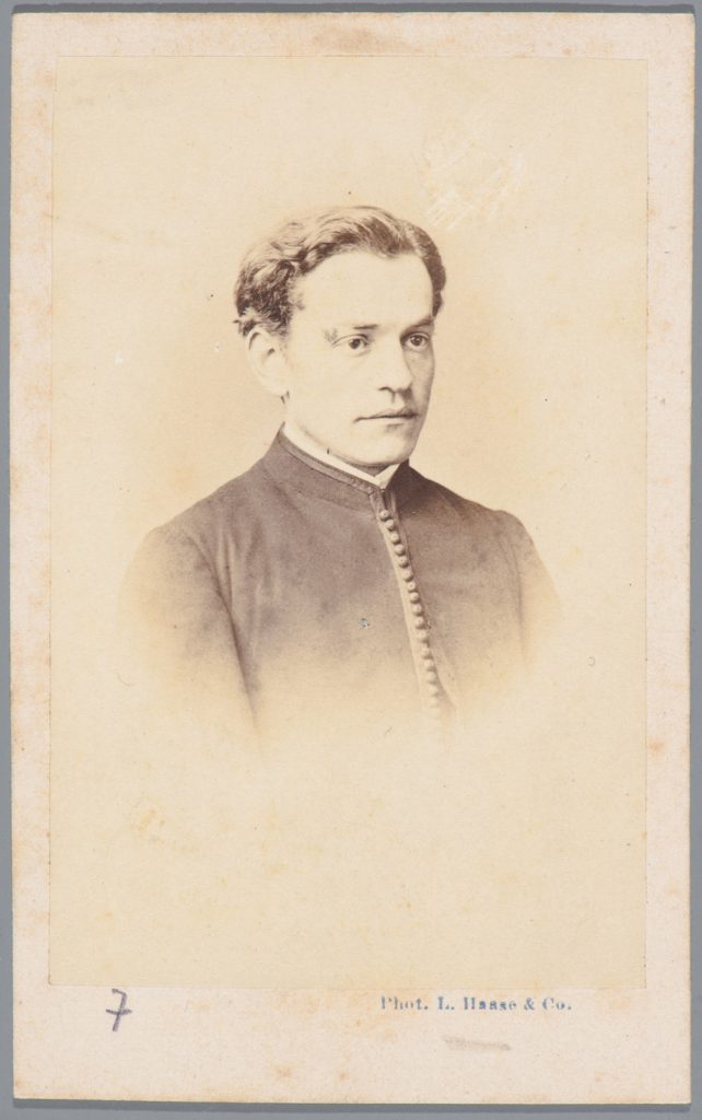 mężczyzna, portret atelierowy, ksiądz Żabiński