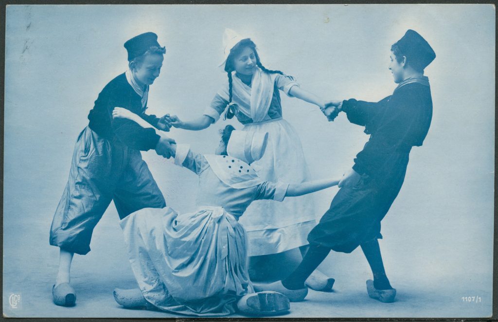 Cztery osoby w tanecznym kręgu