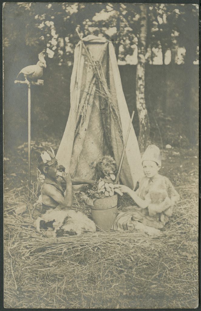 Dwóch chłopców w  przebraniach