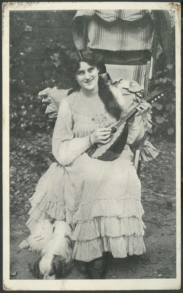 Kobieta z mandoliną, portret